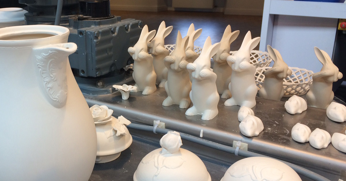 Hasen gießen im Werksverkauf an Ostern