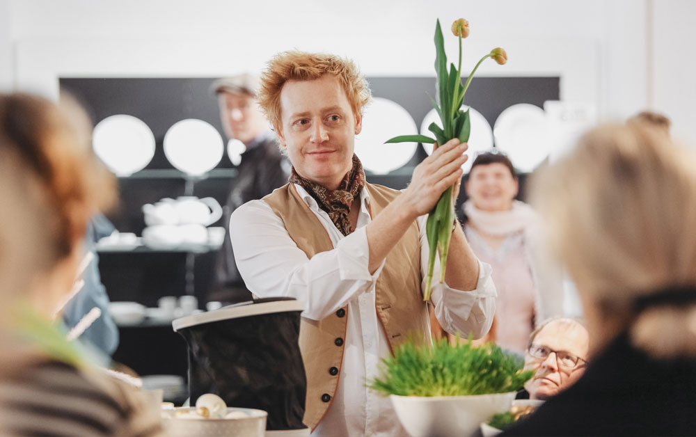 Florist Björn Kroner-Salié mit zwei Tulpen in der Hand