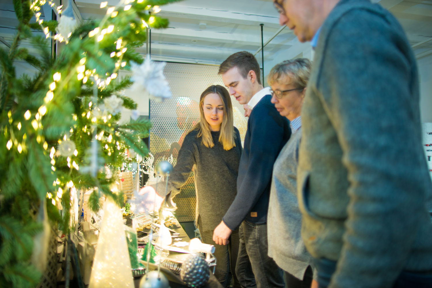 Menschen betrachten weihnachtsliche Stände im Museum