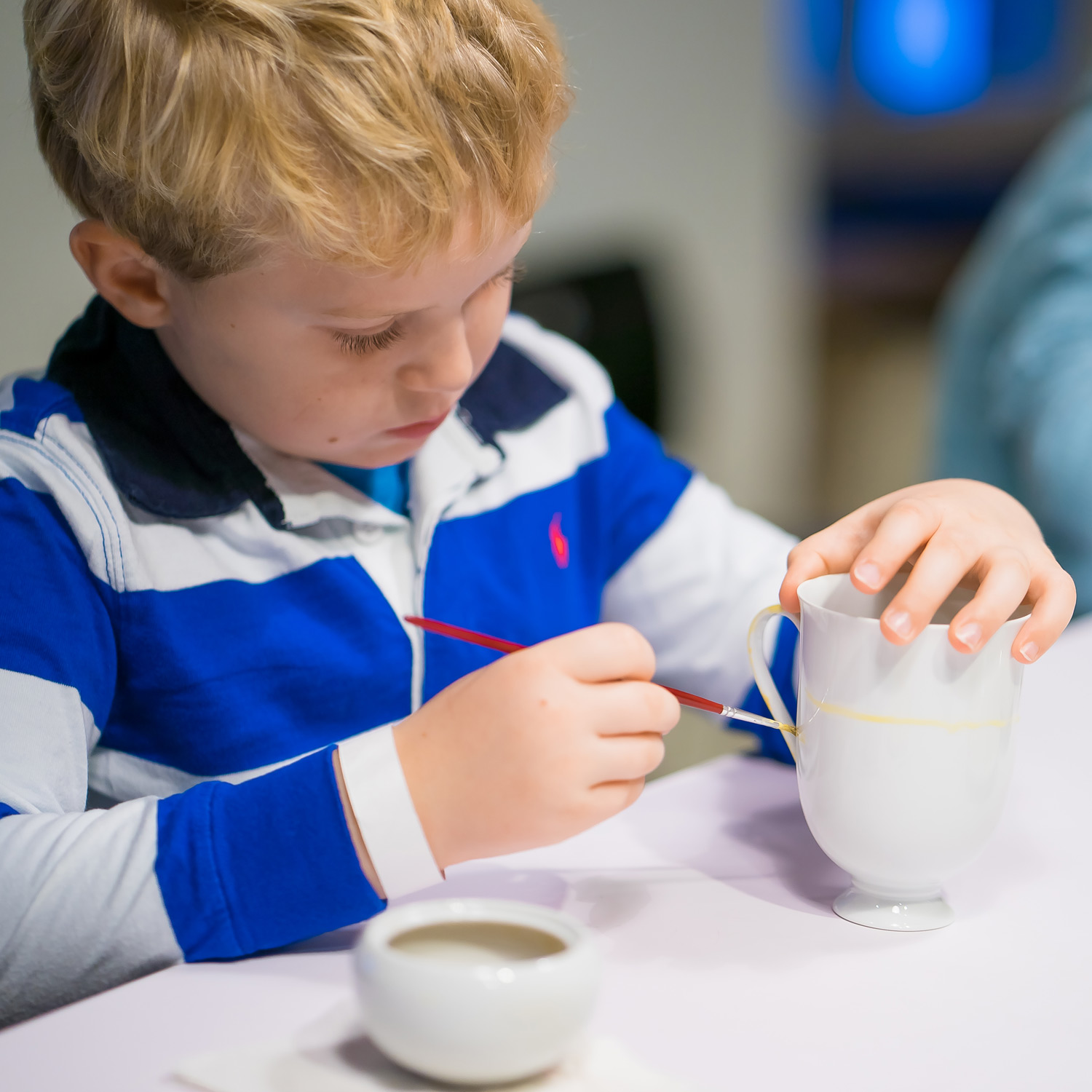 Tasse bemalen im Museum Schloss Fürstenberg