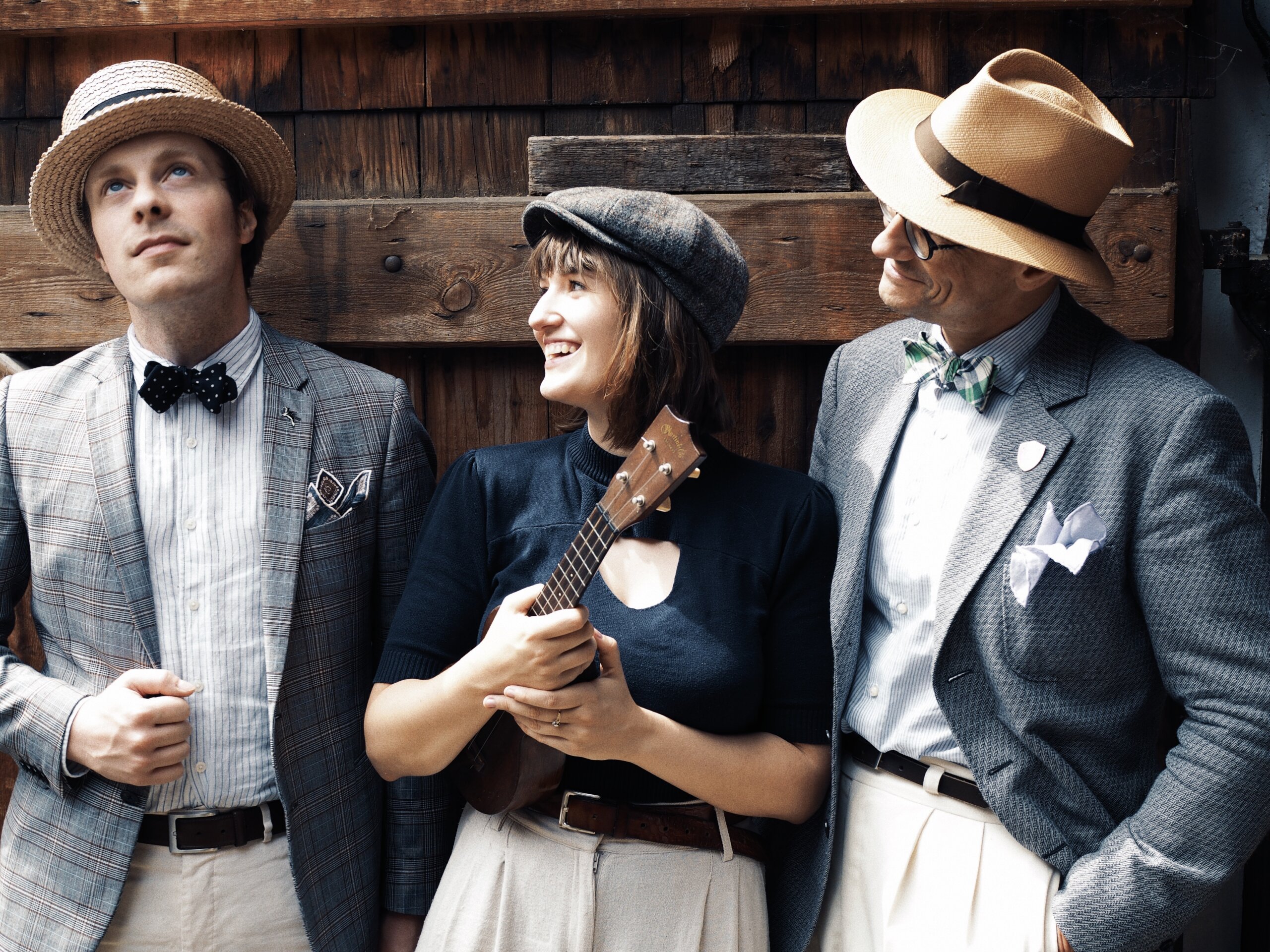 Zwei Männer und eine Frau stehen nebeneinander