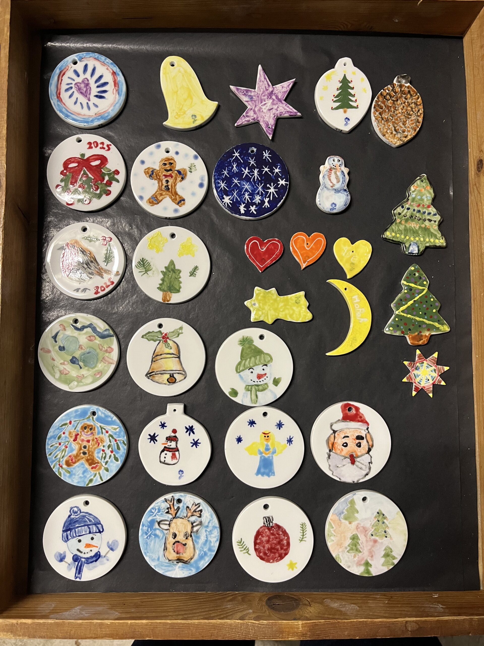 Selbstgemalte Porzellanteller mit weihnachtlichen Motiven