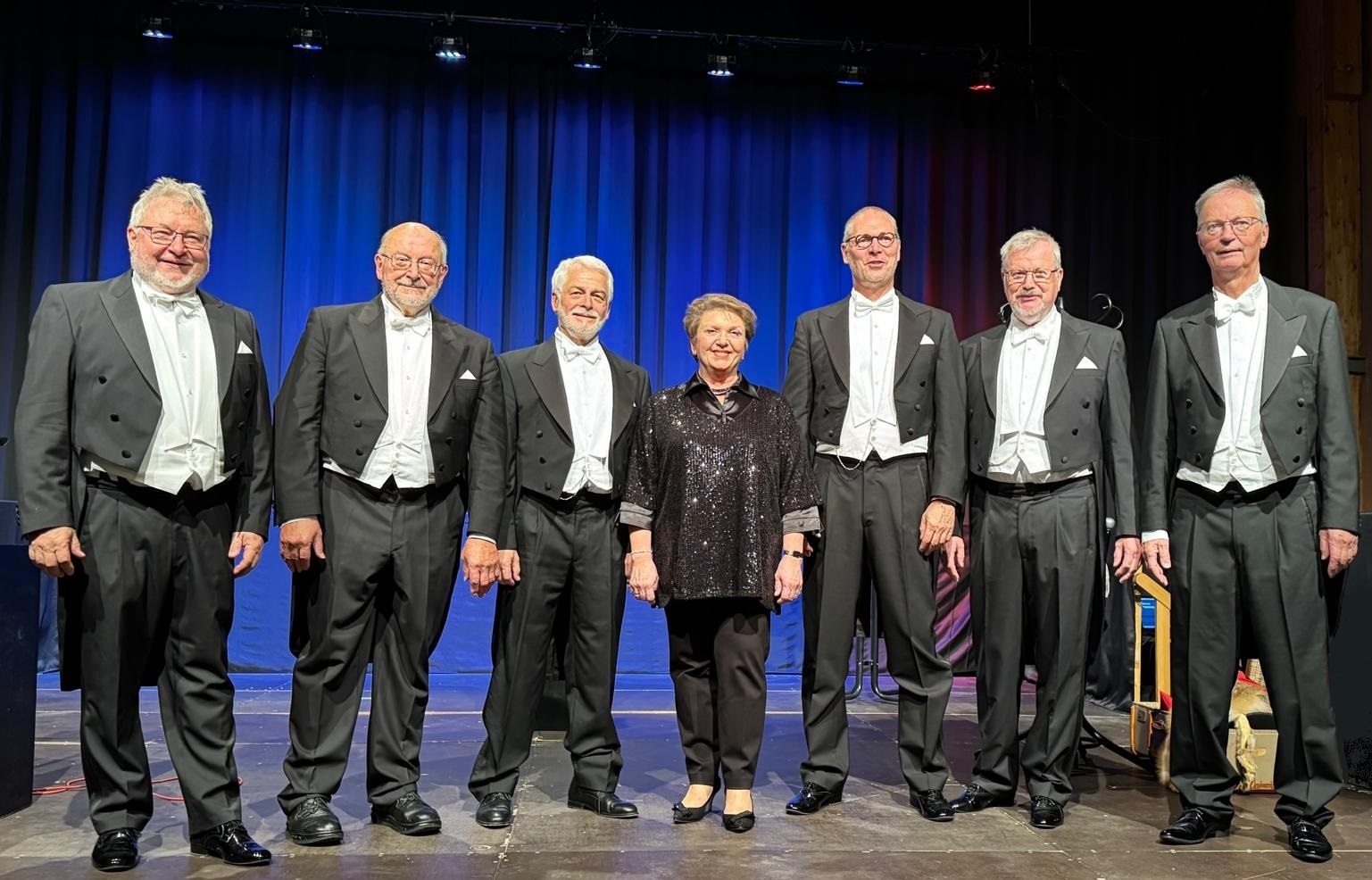 Mitglieder der Frackophoniker auf der Bühne