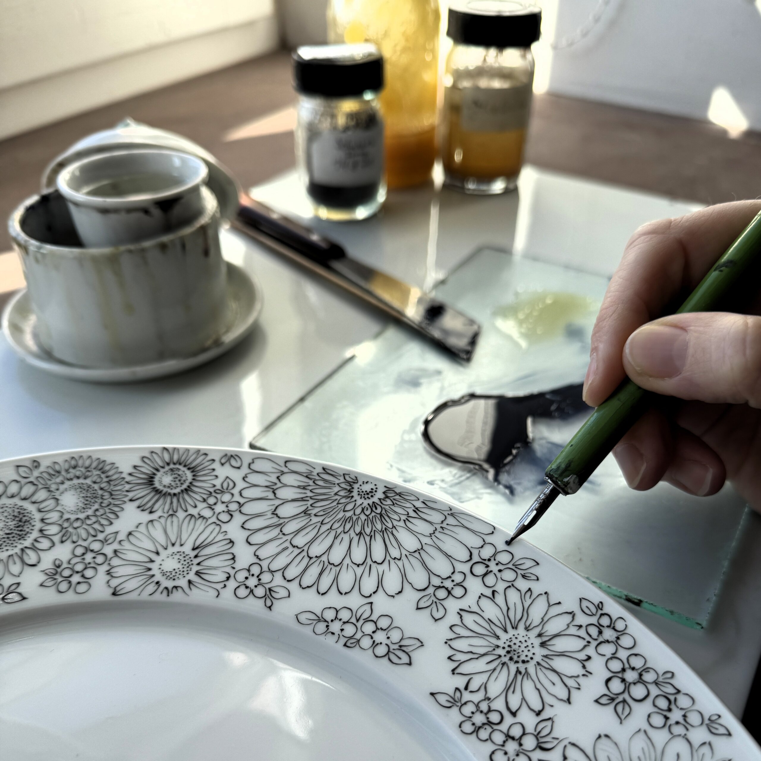 Federzeichnung auf einem Porellanteller