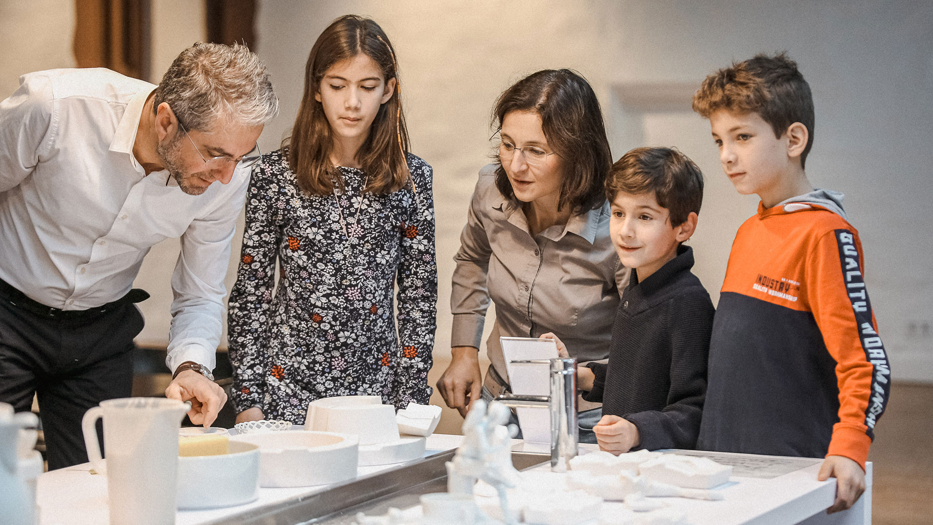 Eine Familie im Museum