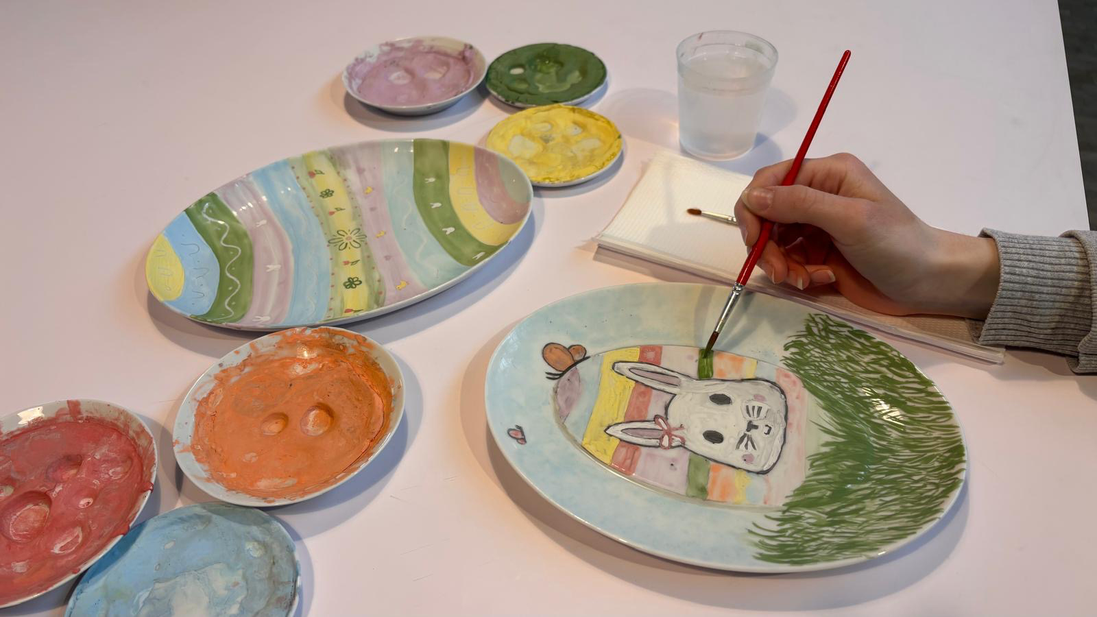 Bemalen eines Hasentellers mit Porzellanmalfarben