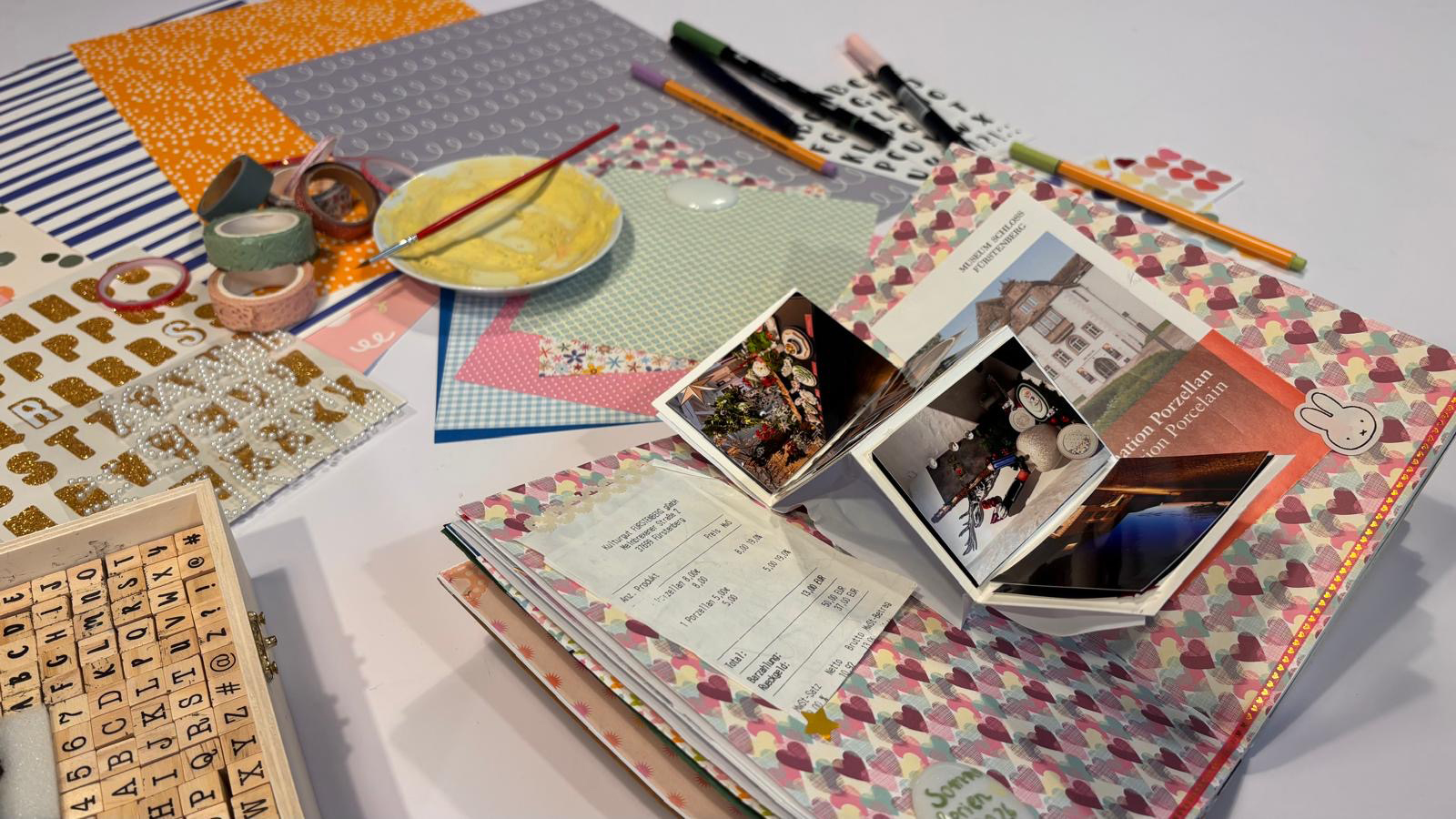 Verschiedene Utensilien liegen auf dem Tisch, Porzelllanteller, Bilder